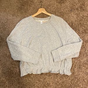 Long sleeve ruffle hem sweatshirt crop